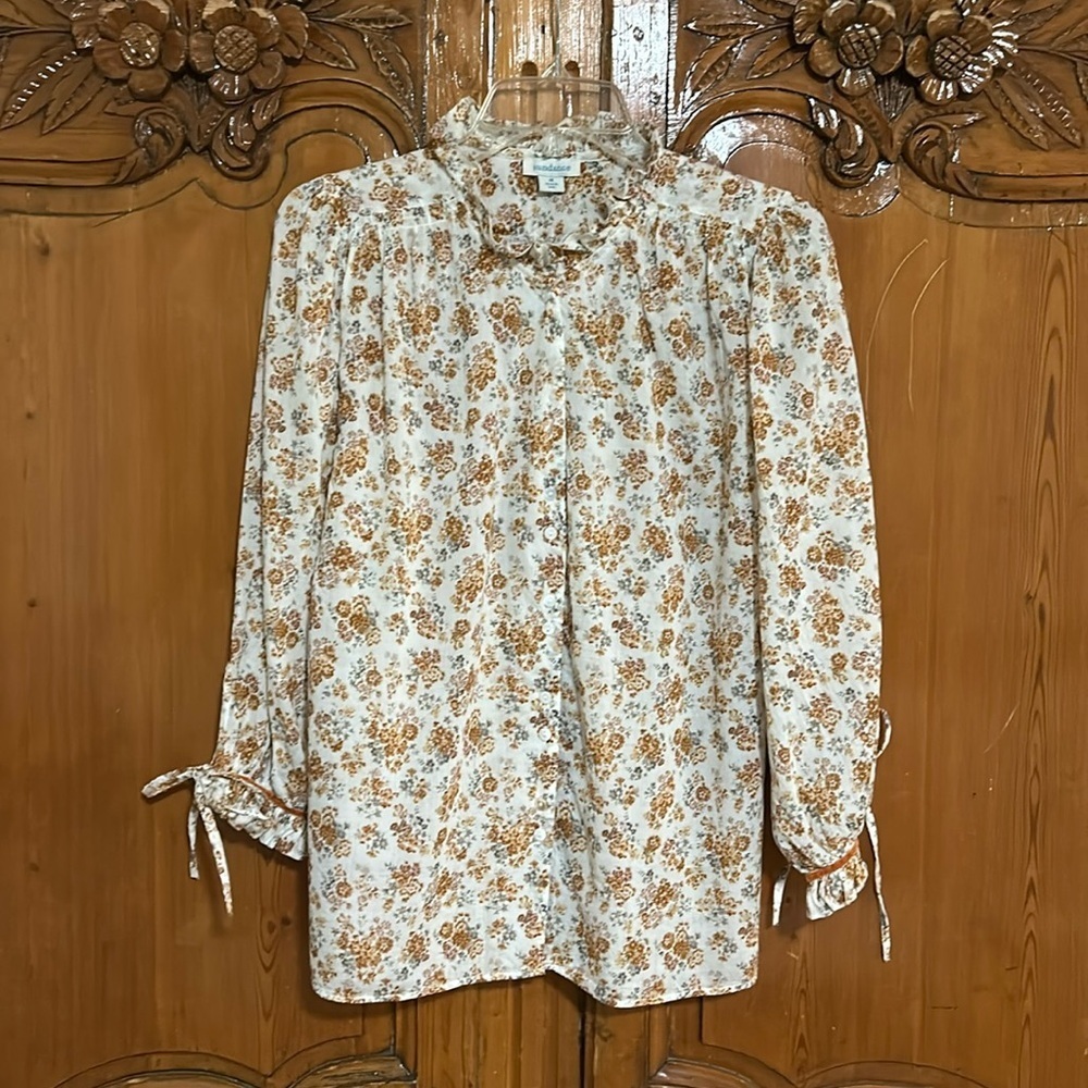 Sundance White with Rust/Gray Floral Print Top. Tie Cuff Detail. Medium